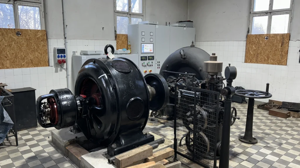 6kV Generator mit Francis Spiralturbine und Schaltanlage 6-kV-Generator mit statischer Erregung in schwarzer Ausführung, gekoppelt an eine Francis-Spiralturbine.