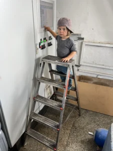 Bub auf Leiter Auch die dritte Generation ist Technik interessiert und oft mit dabei.