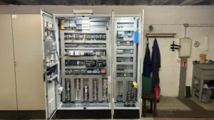 Maxhütte Bergen offener Schaltschrank mit 2x DEIF GPU3 Hydro