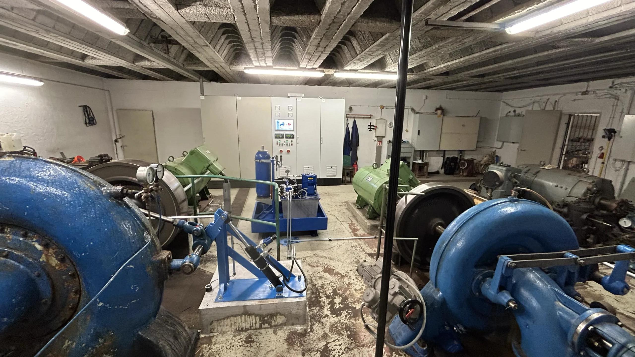 Maxhütte Bergen, Erneuerung der Steuerungs- und Kommunikationstechnik, an den Standorten Krafthaus, Wasserschloss und Wasserfassung, Lieferung und Erneuerung der Turbinenhydraulik.