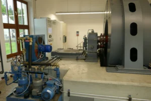 abgebaute Erregermaschine mit Blick auf Schaltanlage