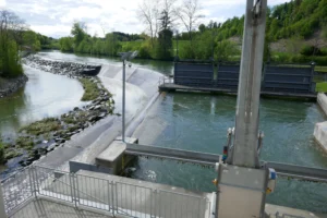 Blick auf Staubereich einer grossen Wasserkraftanlage