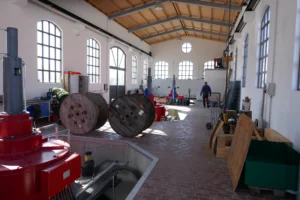 Innenansicht Maschinenhalle für 3 Turbinen