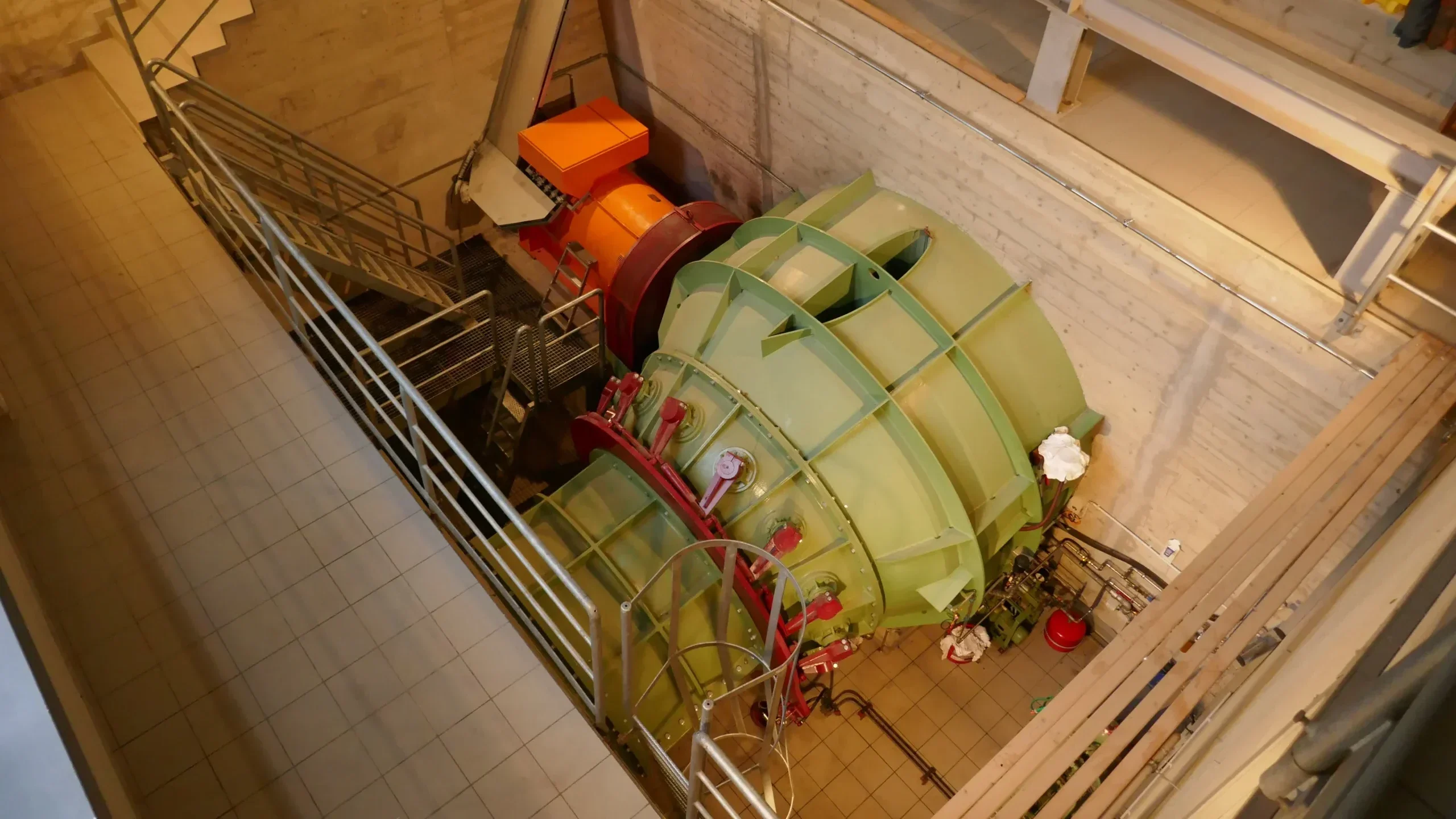 Kössler Rohrturbine mit Kegelradgetriebe und Synchrongenerator in einem großen Maschinenraum.