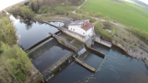 Luftaufnahme Wasserkraftanlage an der Wertach