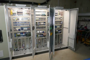 offene Schaltschrank Zentrale 2x Steuerschränke