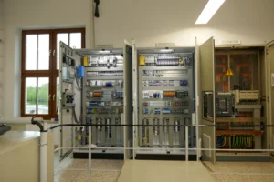 offene Schaltschränke auf 2500A Schaltanlage