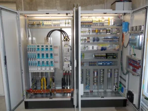 offener Steuer- und Leistungsschrank Synchrongenerator