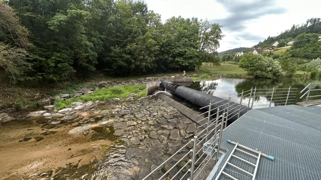 Schlauchwehr wassergefüllt Bilgram~Wasserkraft Wassergefülltes Schlauchwehr in einer Wasserkraftanlage – Projekt von Bilgram Wasserkraft