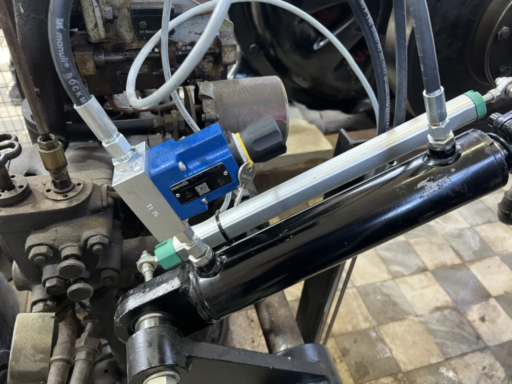 Wasserkraft Hydraulik Stromregelventil Dettingen Stromregelventil am Hydraulikzylinder der Leitradverstellung der Wasserkraftanlage Dettingen Wasserschlössle