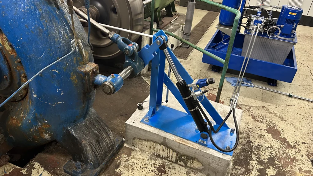 Wasserkraft Hydraulik Stromregelventil Maxhütte Stromregelventil direkt am Hydraulikzylinder der Francis-Turbine Maxhütte Bergen zur Begrenzung der Schließgeschwindigkeit