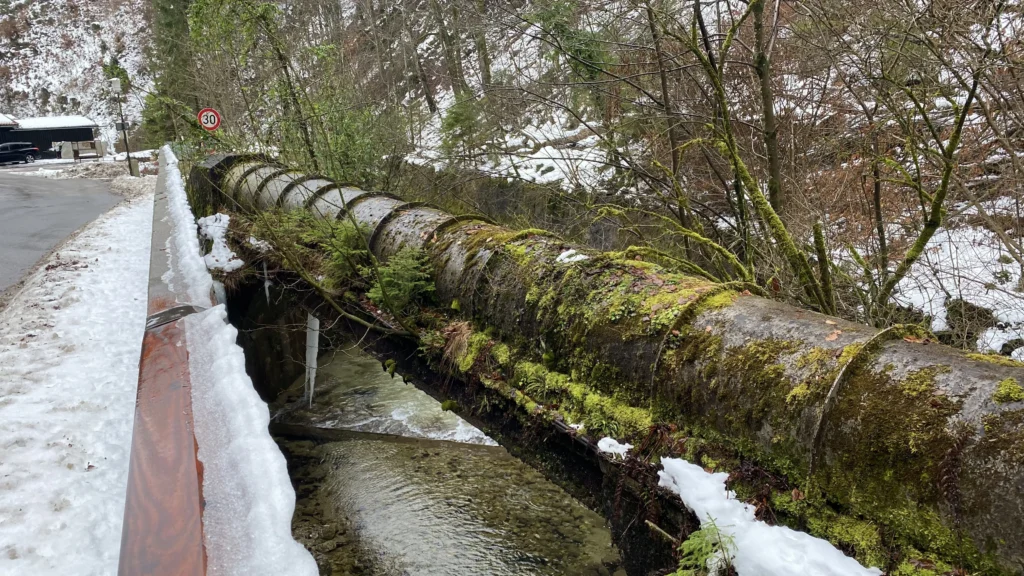 Wasserkraft Maxhütte Bergen Druckrohrleitung Druckrohrleitung der Wasserkraftanlage Maxhütte Bergen zwischen Wasserschloss und Turbinenhaus