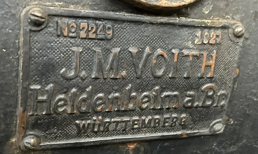 Wasserschlössle Voith Turbine Typenschild 1921 Typenschild der Voith Francis Turbinen der Wasserkraftanlagen Wasserschlössle in Dettingen von 1921