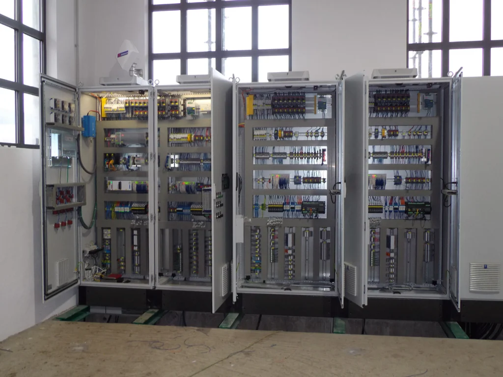 Parallelsteuerung 3 Kaplan-Turbinen offene Schaltschränke Offene Schaltschränke der Steuerungstechnik für drei Kaplan-Turbinen