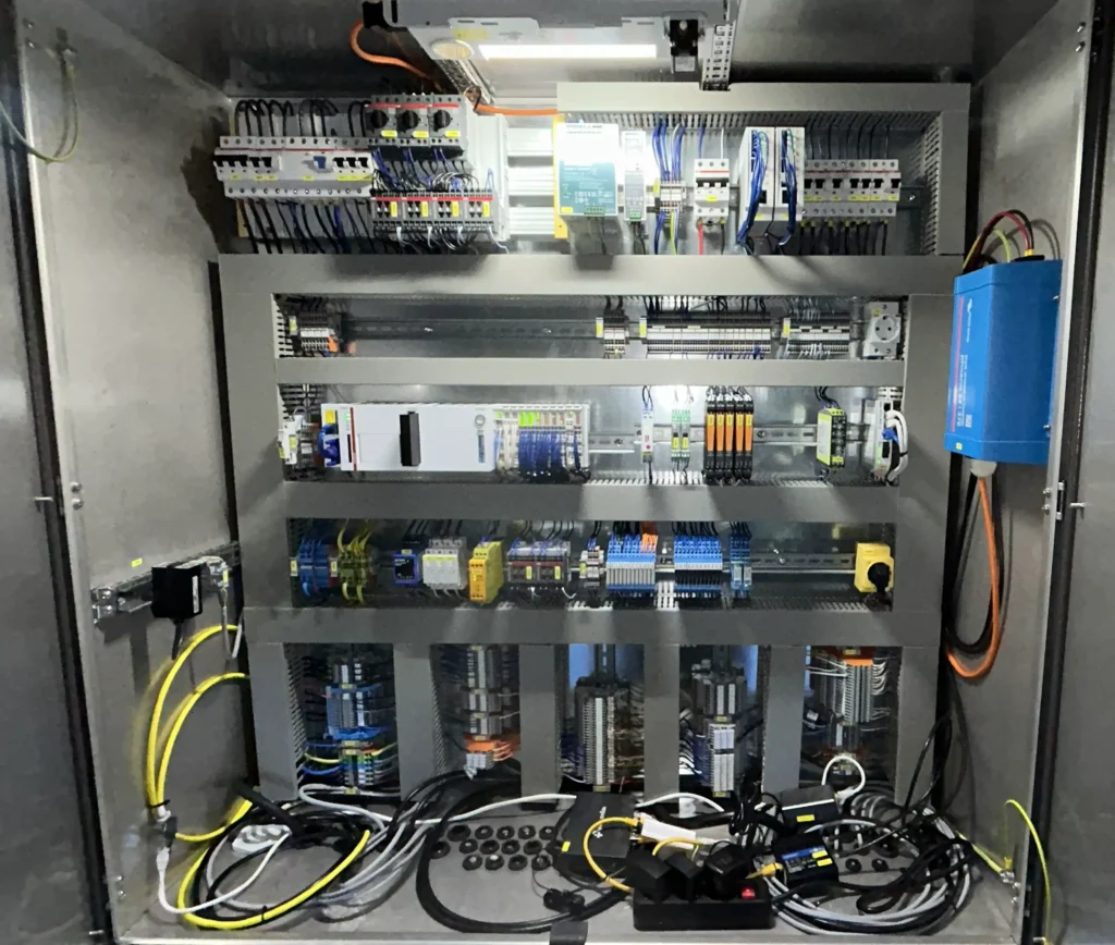 Steuerung Wasserfassung Maxhütte offener Schaltschrank Geöffneter Schaltschrank der Wasserfassung Maxhütte mit SPS, Schutzgeräten, Reihenklemmen und Internet-Router.
