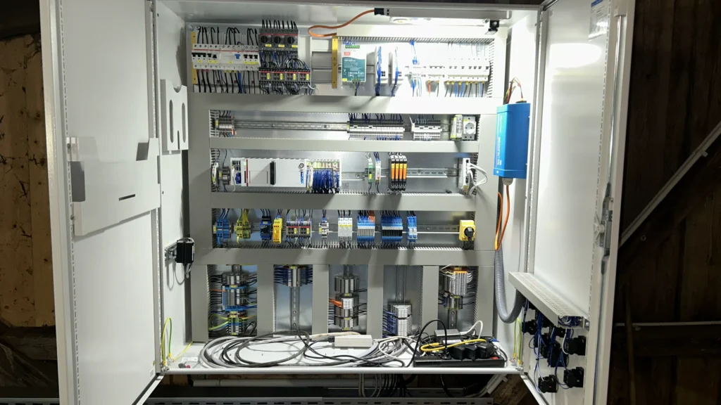 Steuerung Wasserschloss Maxhütte offener Schaltschrank Geöffneter Schaltschrank des Wasserschlosses Maxhütte mit SPS, Schutztechnik, Reihenklemmen und Internet-Router.