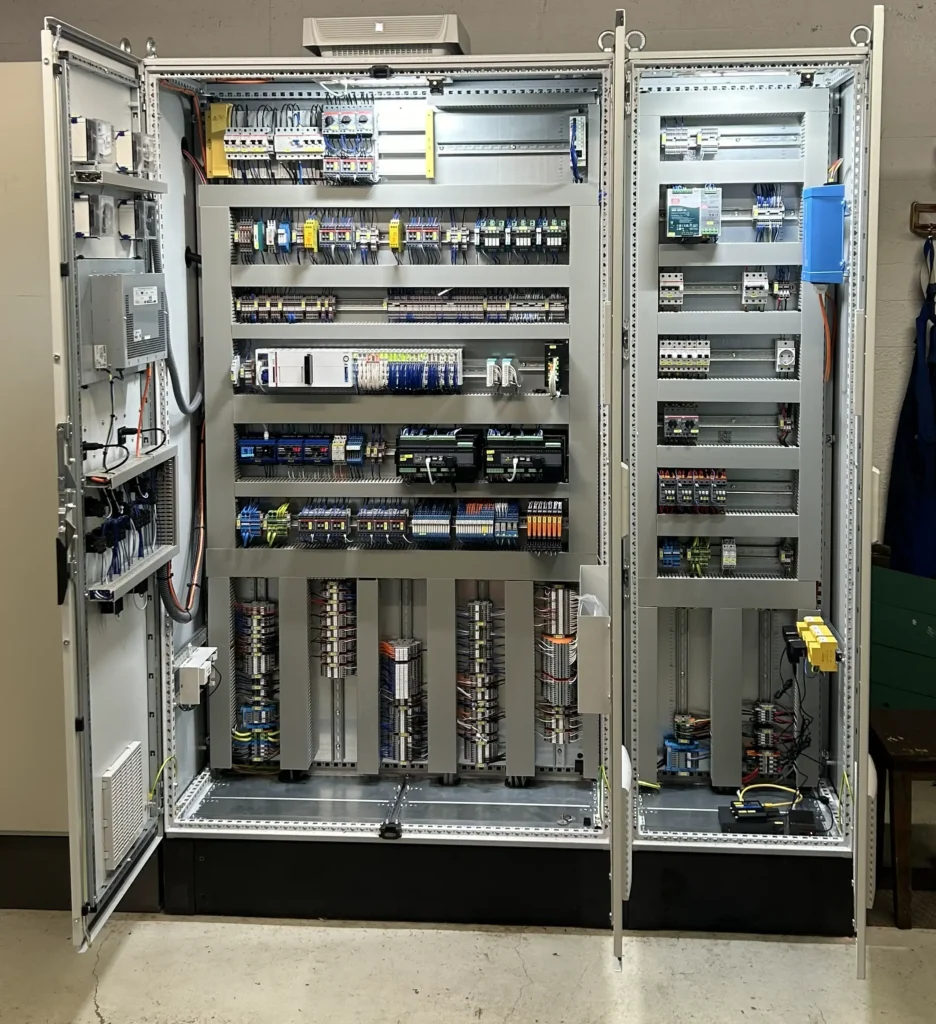 Turbinen Generatorsteuerung Maxhütte offener Schaltschrank Geöffneter Steuerschrank im Turbinenhaus Maxhütte für zwei Francis-Turbinen mit Synchron-Generatoren.