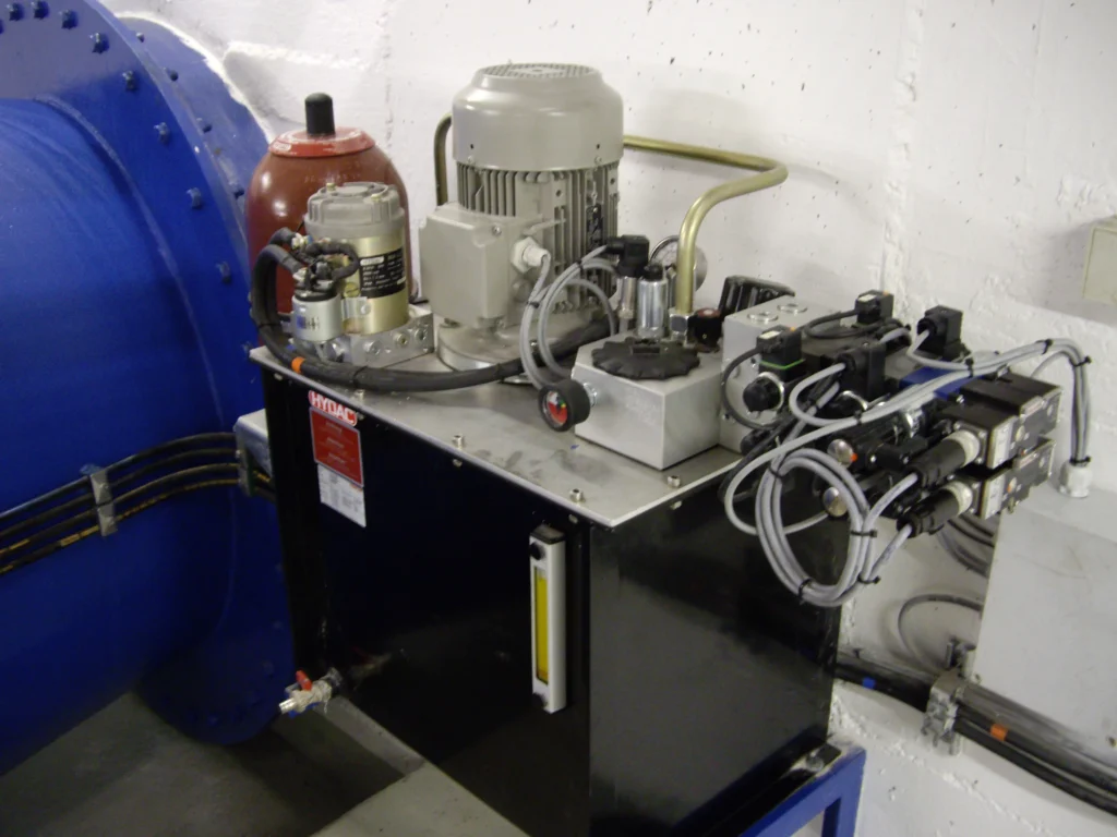 Turbinenhydraulik für Schwarzstart mit 24VDC und 400V Pumpe Eine Turbinenhydraulik mit einer zusätzlichen 24VDC Pumpe ermöglicht einen Schwarzstart der Turbine.