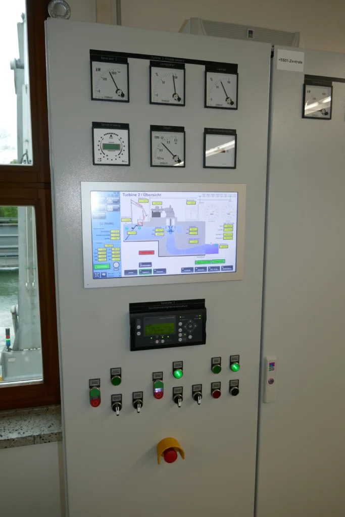 Webvisualisierung Bedienpanel Wasserkraft Webbasierte Anlagenvisualisierung am Schaltschrank einer Wasserkraftanlage