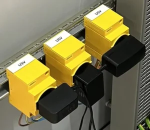 Bilgram Wasserkraft USV-Steckdosen- Überspannungsschutz Drei gelbe USV-Steckdosen mit 230-V-Steckernetzteilen für die batteriegepufferte Versorgung der Internetgeräte im Wasserkraft-Schaltschrank